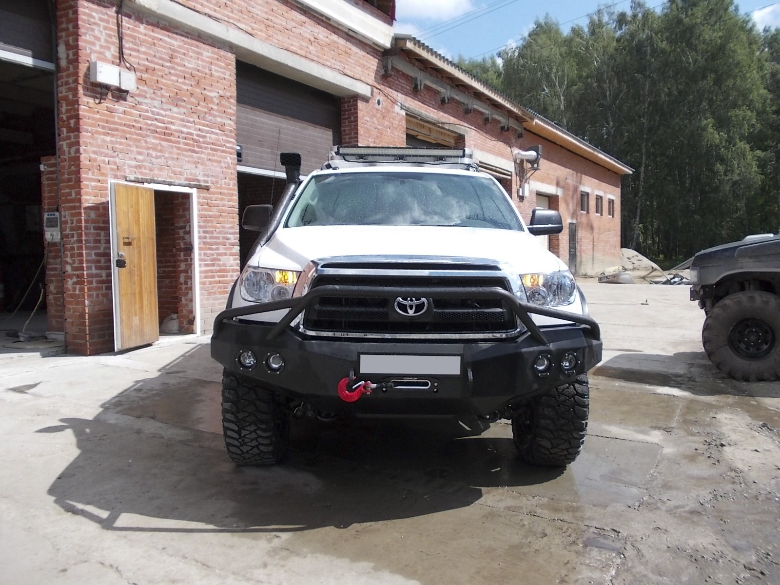 Силовой бампер с защитой фар на Toyota Tundra