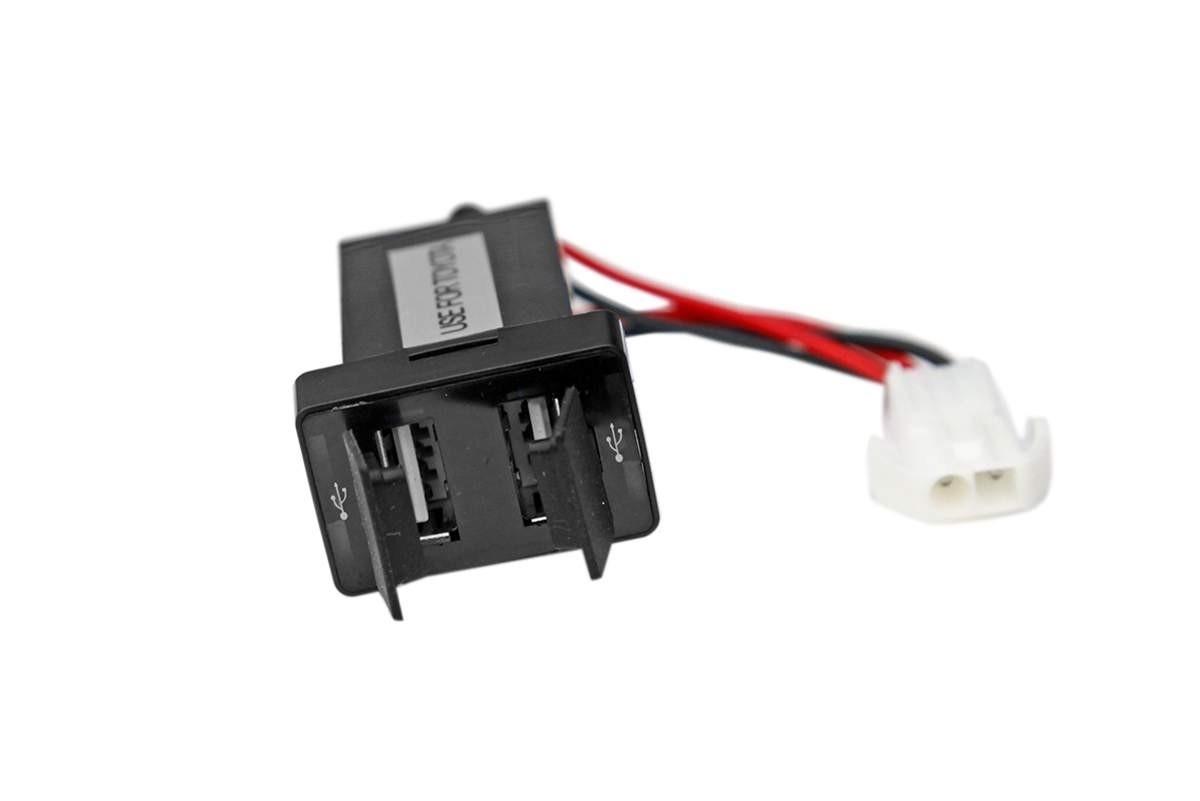 RIF22-4-1012800 розетка USB 3,1A для Toyota 32x22